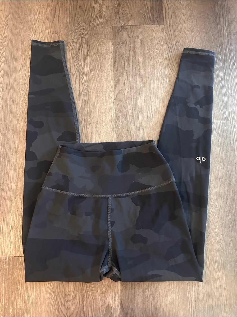 Alo yoga black deep camo full length leggings